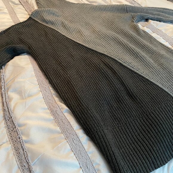 Gray Color-Block Tunic Sweater - Picture 2 of 6